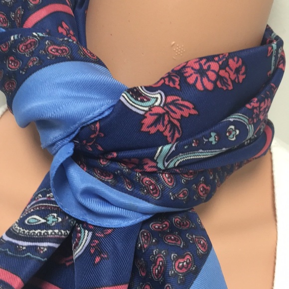 Beautiful Scarf 🧣 - Picture 4 of 8